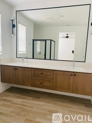 Building Photo - 2846 E Tamarind Dr