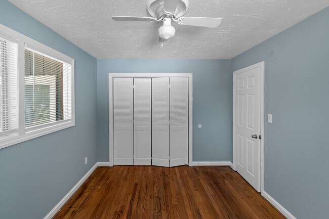 Foto del edificio - Don’t Miss Out! Look, Lease, and Live Spec...