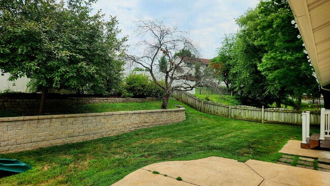 Building Photo - "Charming 3-Bed Oasis with 2.5 Baths on Carrington Court!"