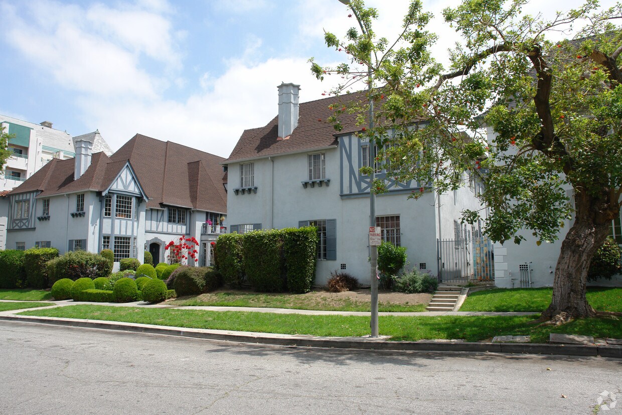 Building Photo - 924 S Serrano Ave
