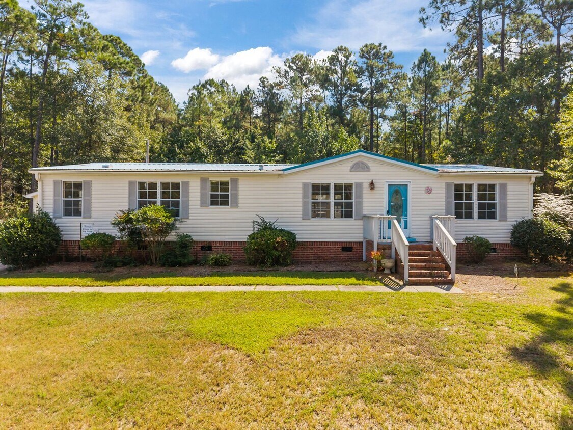 Primary Photo - 4 bedroom 2 bathroom spacious home!