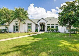 Building Photo - 400 Chippendale Dr