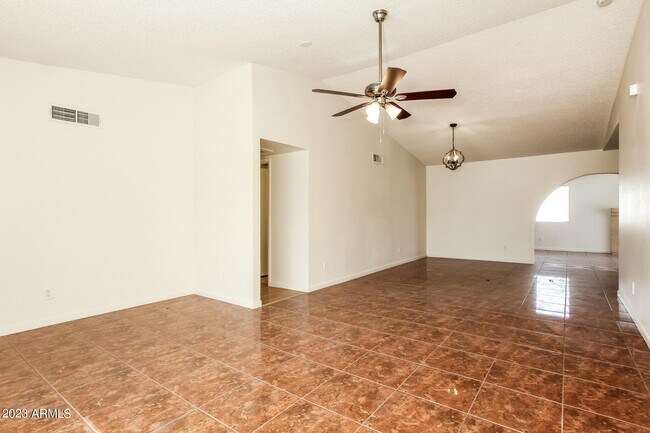 Building Photo - 716 W Rockwood Dr
