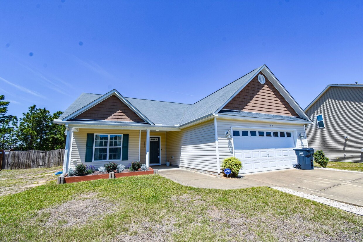 Foto principal - 3 Bedroom 2 Bath Home-Pets Allowed