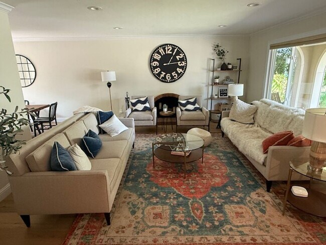 Foto del edificio - Stunning 5-Bed. 2.5 bath Home in the Heart of Pleasanton Meadows, Community Pool