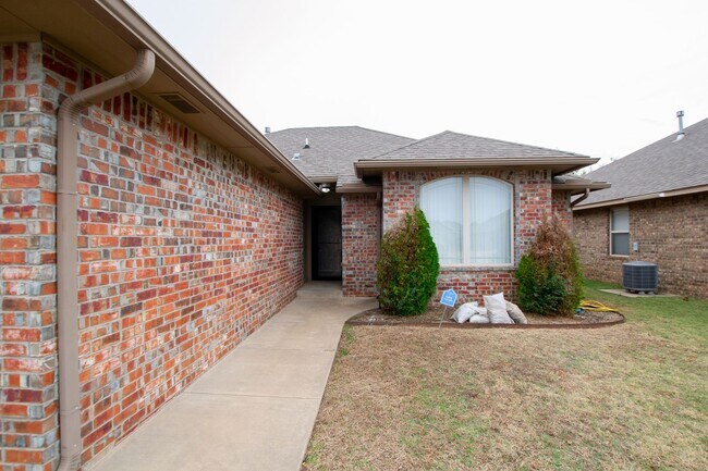 Building Photo - Gorgeous 3 Bed 2 Bath Home in Heart Of Yukon!