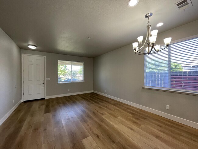 Building Photo - 3157 Rogue River Dr
