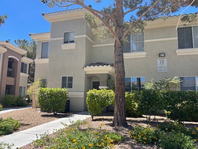 Foto del edificio - First Floor Condo Unit in Gated Community!