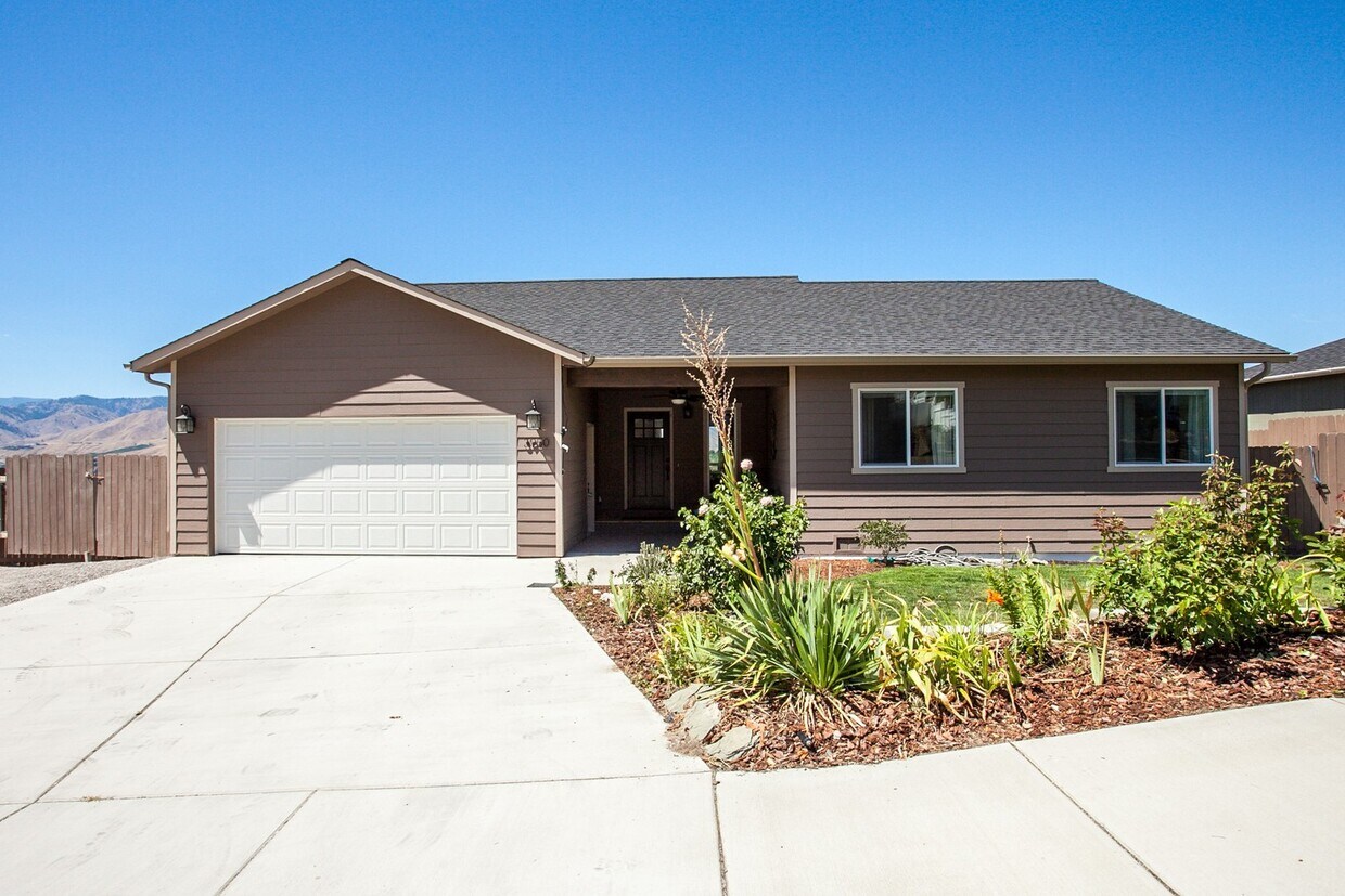 Primary Photo - 2 Bedroom & 1 Bathroom with Privacy at it'...