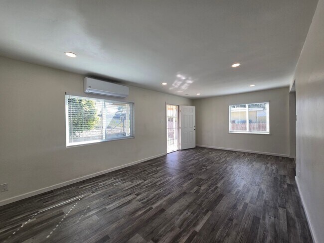 Foto del edificio - 3 Bed Home + Studio with Large Yard & Ample Parking Near Downtown Vista