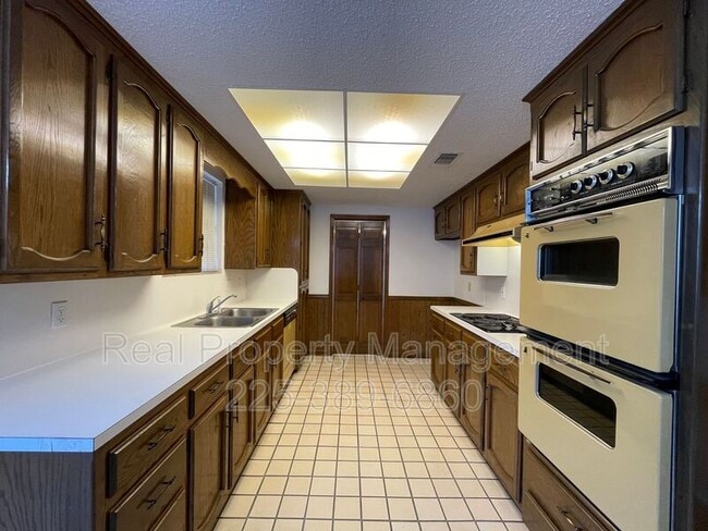 Building Photo - 6428 Chippendale Dr