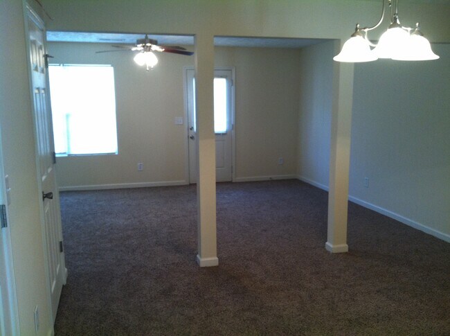 Building Photo - 7160 Grosbeak St