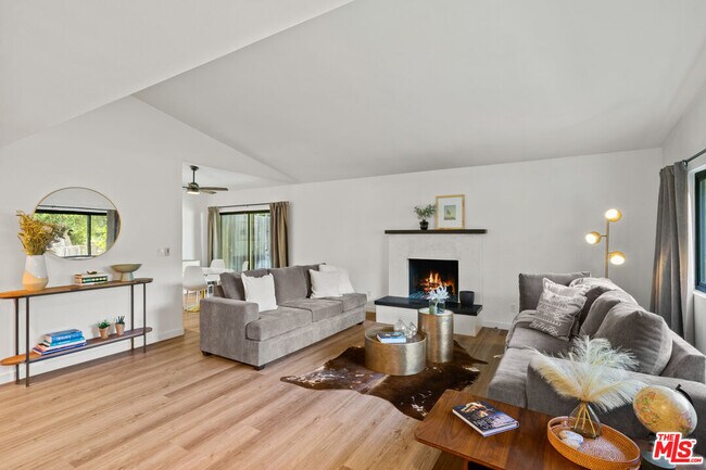 Foto del edificio - 1380 Old Topanga Canyon Rd