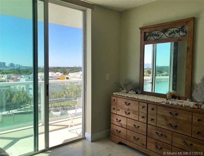 Foto del edificio - 3 br, 2 bath  - 5900 Collins Ave # 44