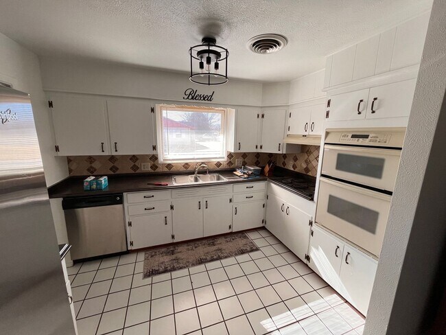 Foto del edificio - Fully furnished property with several lease options! Can be leased unfurnished.