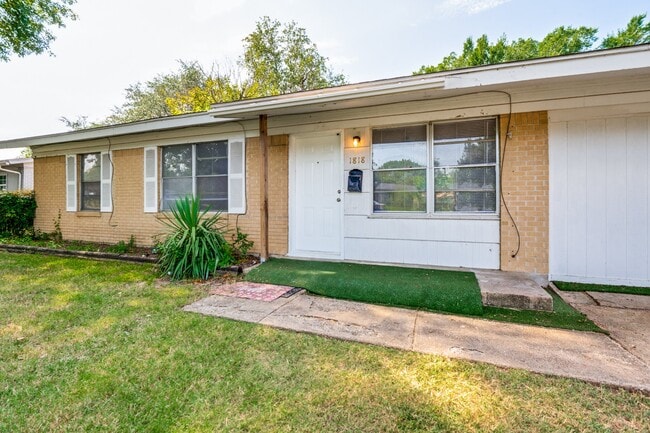 Building Photo - 1818 Highland Dr