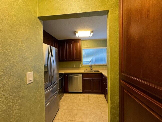 Building Photo - Two Story Townhome in Hayward!