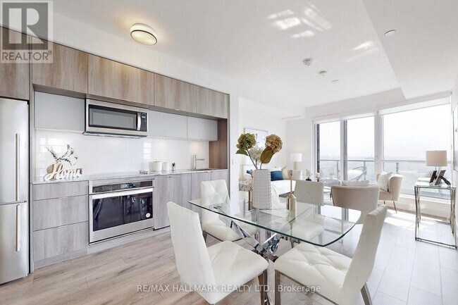 Building Photo - 585 Bloor St E