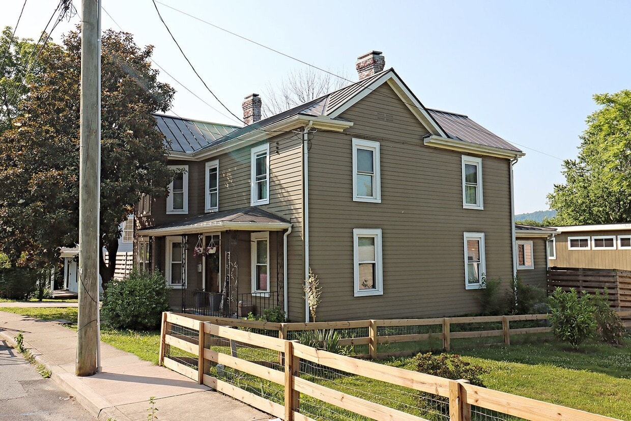 Foto principal - Charming Pet-Friendly Belmont Home With Fe...