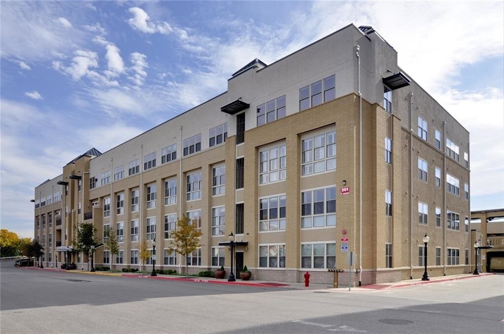 Foto principal - 221 W Lancaster Ave