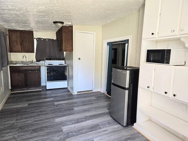 Foto del edificio - 16701 Meadowcroft St