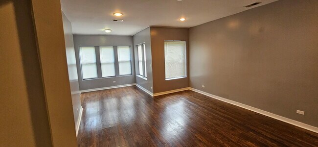 Foto del edificio - 6846 S Cornell Ave