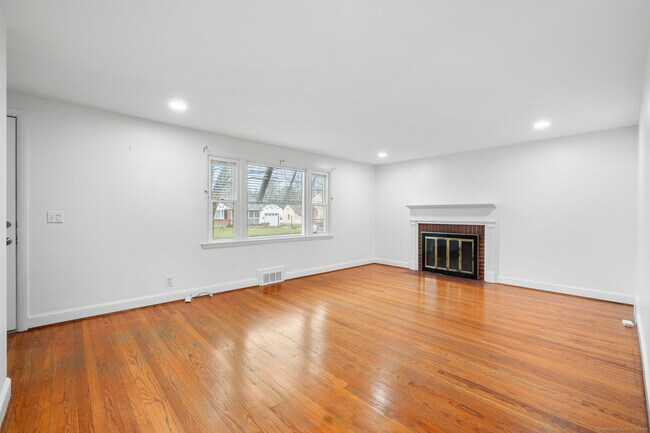Foto del edificio - 36 Davis Rd