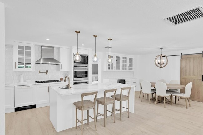 Building Photo - 3210 Palm Dr