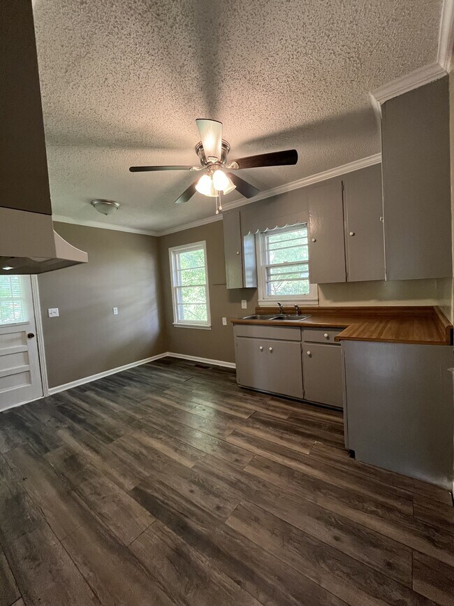 Building Photo - 438 Lennanwood Ave