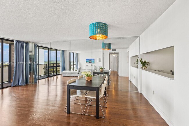 Foto del edificio - 600 NE 36th St