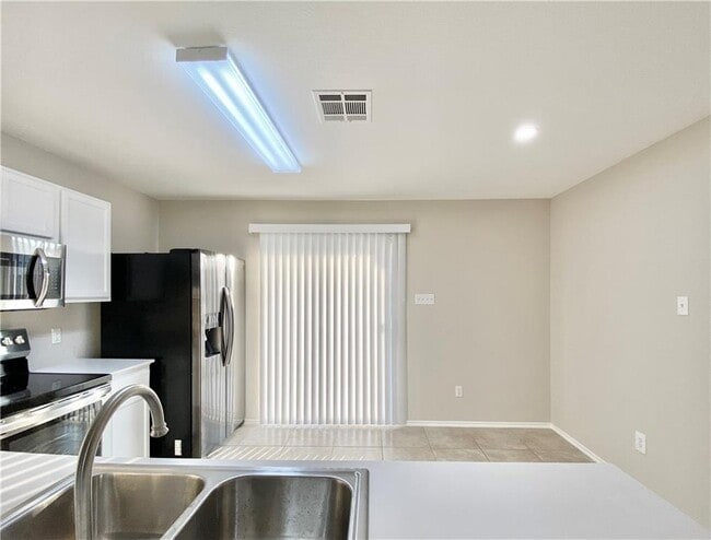Building Photo - 305 Mesa Dr