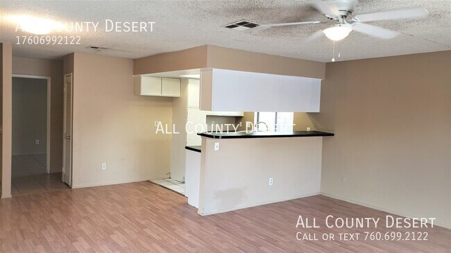 Foto del edificio - Two Bedroom/Two Bath Unfurnished Tri-Plex ...