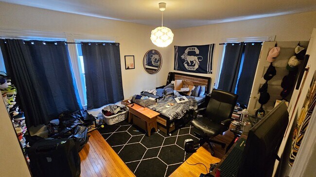 Foto del edificio - $1k Rebate Promo! Entire HOUSE great for BC Students!  XL Basement.  Laundry in Unit