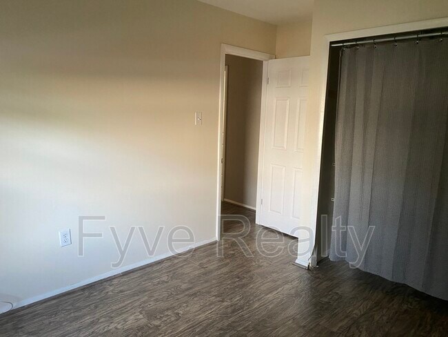 Building Photo - 1300 Tenbrook Rd
