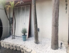 Building Photo - 6981 Greentree Ln