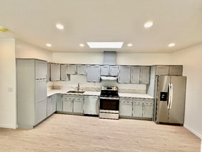 Building Photo - 859 W 43rd Pl