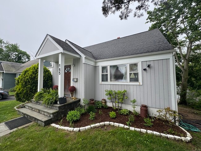 Building Photo - 165 Greenfield Dr