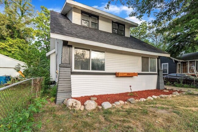 Building Photo - Spacious 3 bedroom home for rent Kalamazoo...