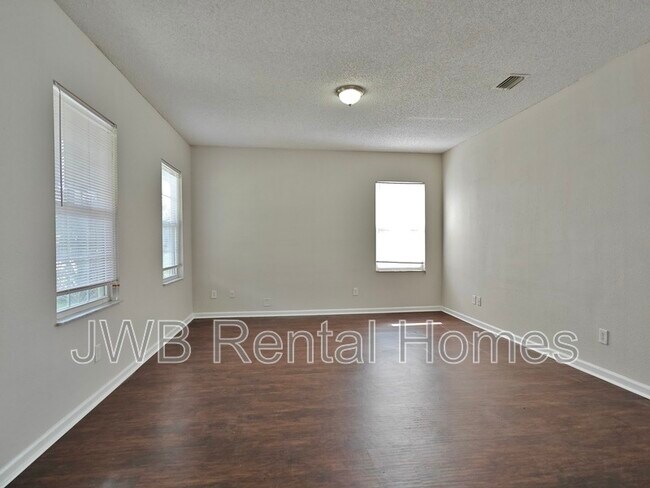 Foto del edificio - 1170 E 17th St