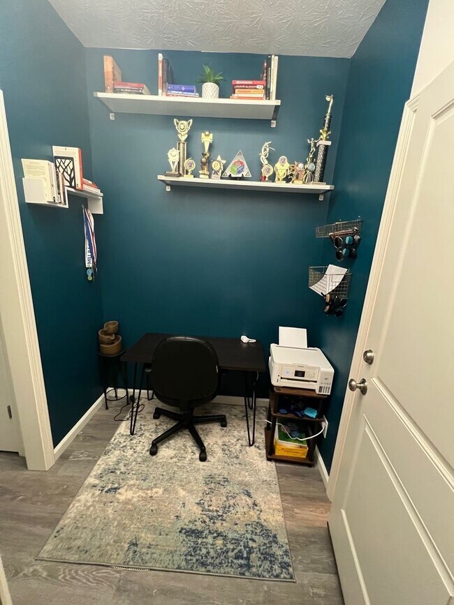 Building Photo - Updated 3 Bedroom