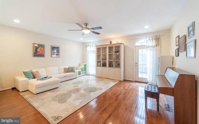 Foto del edificio - 6931 Rolling Creek Way