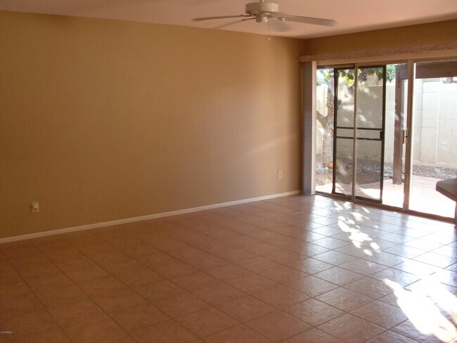 Foto del edificio - 521 W Duke Dr