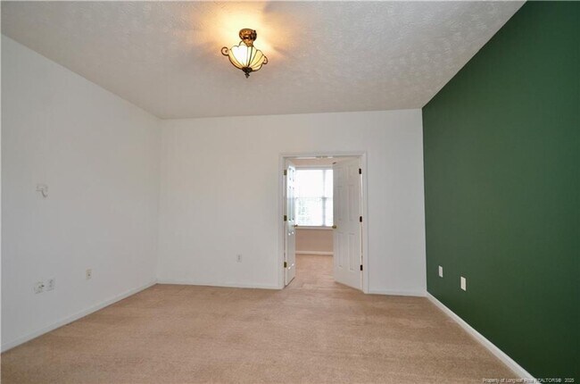 Foto del edificio - 4050 Bardstown Ct