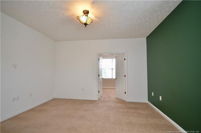 Building Photo - Well maintained 2nd-story condo