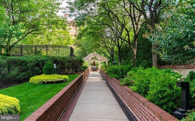 Foto del edificio - 7500 Woodmont Ave