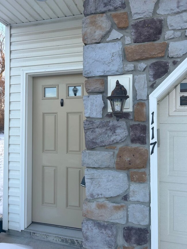 Foto del edificio - Spacious Townhouse on Mapleton Blvd.