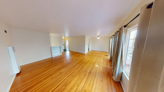 Foto del edificio - 4 Bedroom House on Leo with Garage!