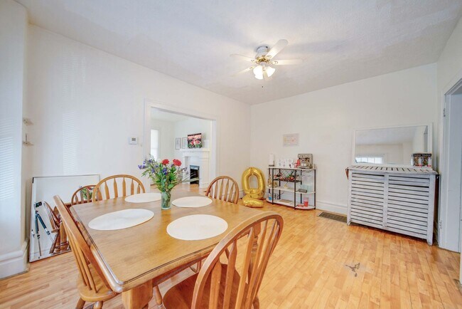 Building Photo - Ultimate 6-Bedroom House with Modern Kitch...