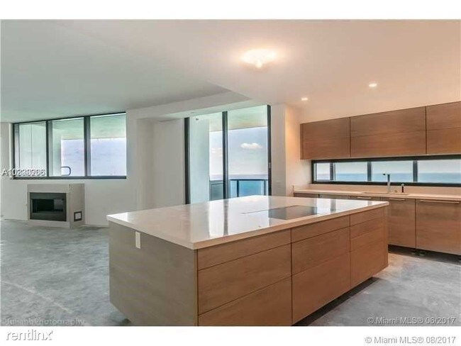 Building Photo - 18555 Collins Ave