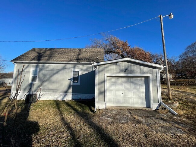 Building Photo - 2 Bed 1 Bath House w 1 Car Garage